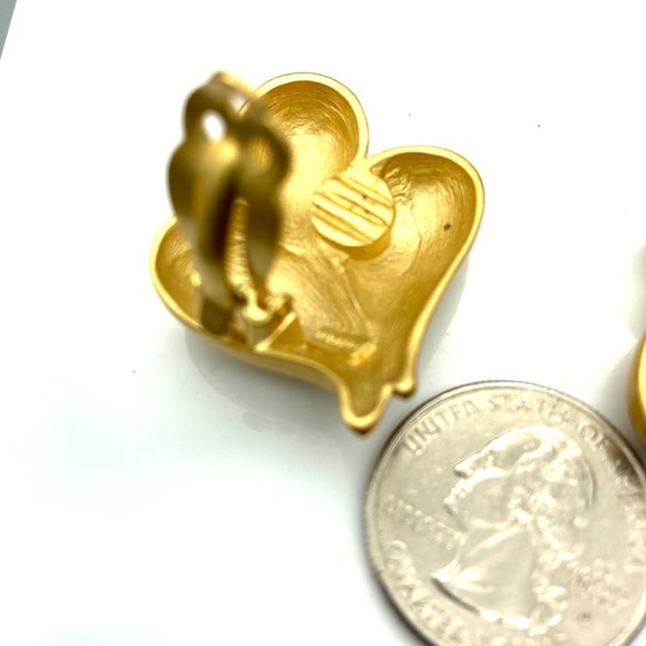 Vintage Trifari Satin Teardrops Earrings, Rich Gold Tone Abstract Clip Ons - Picture 6 of 6